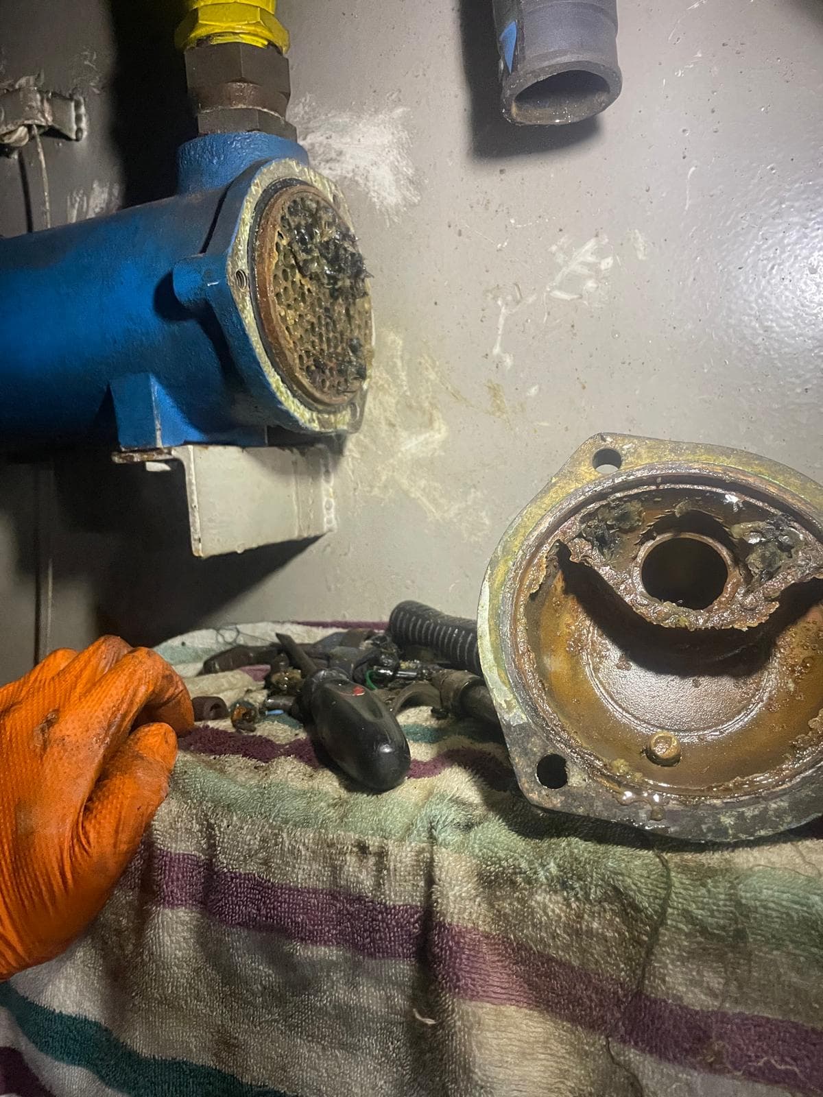 Mantenimiento de un enfriador de motor marino